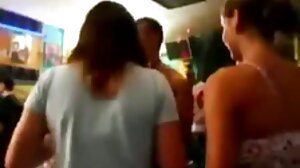 Красивата евро мацка секс клипове порно Ейприл Блу получава путка унищожена от твърдия член на Roccos